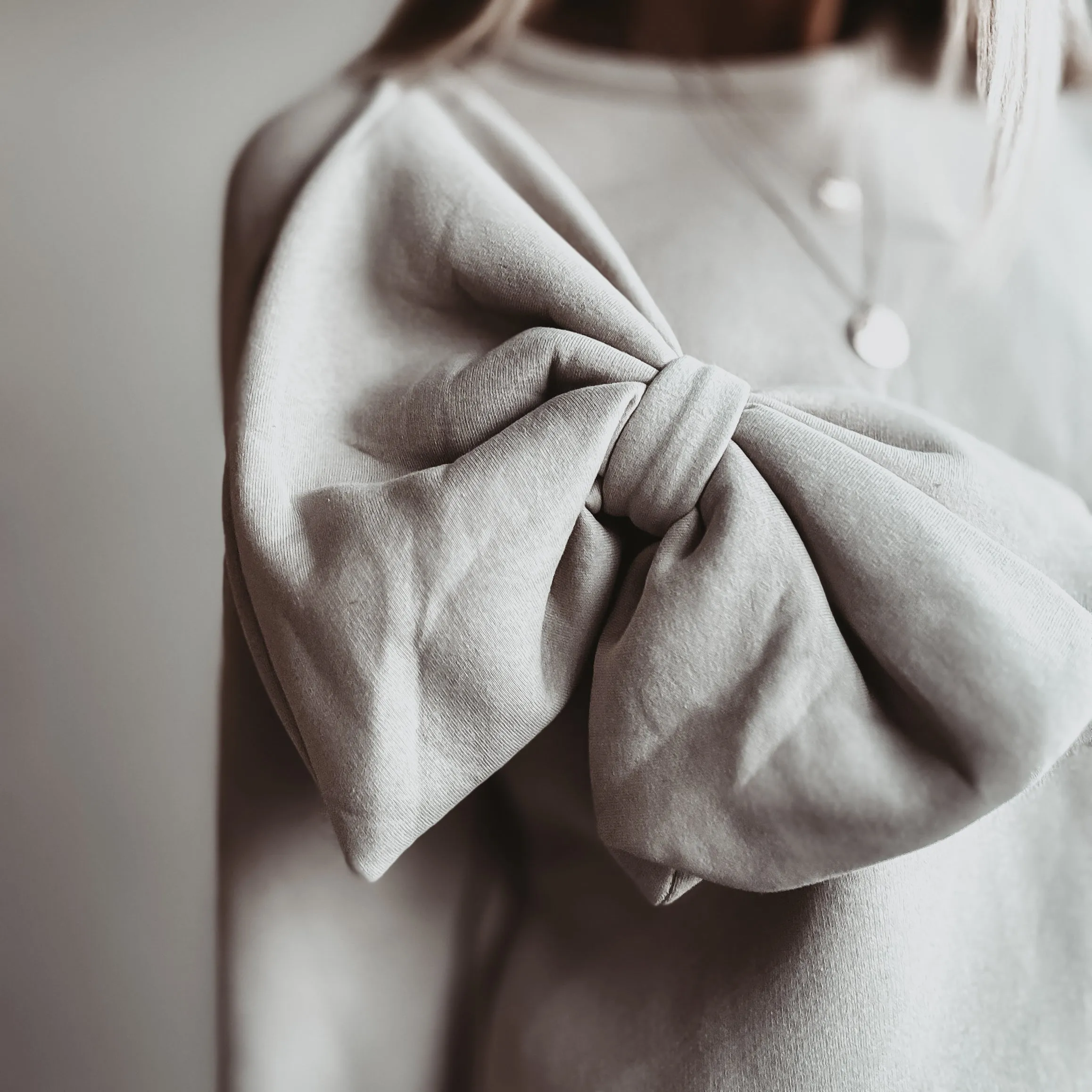 Beige Bow sweatshirt *NEW*